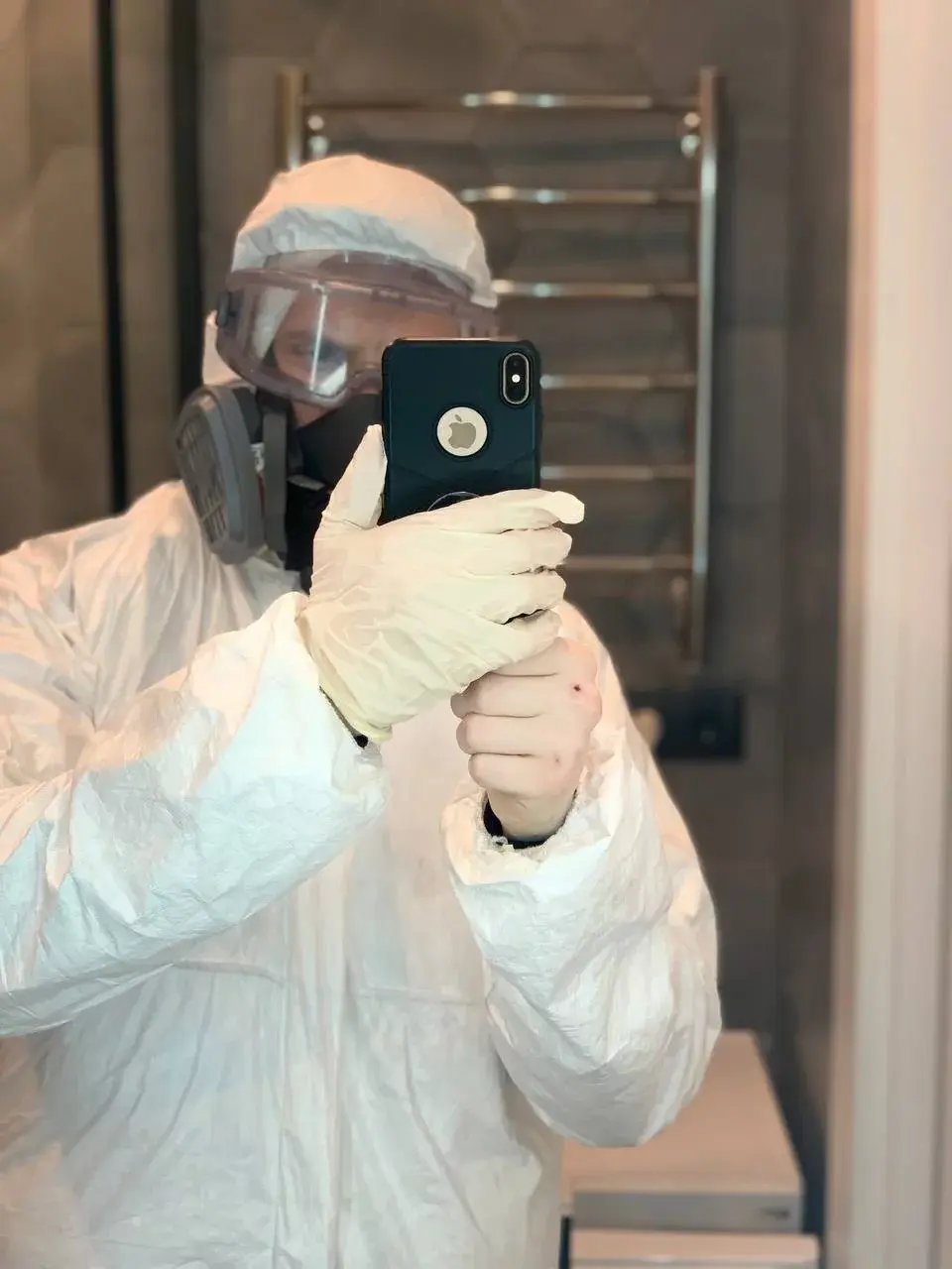 Сотрудник Даль-Восток в защитном снаряжении