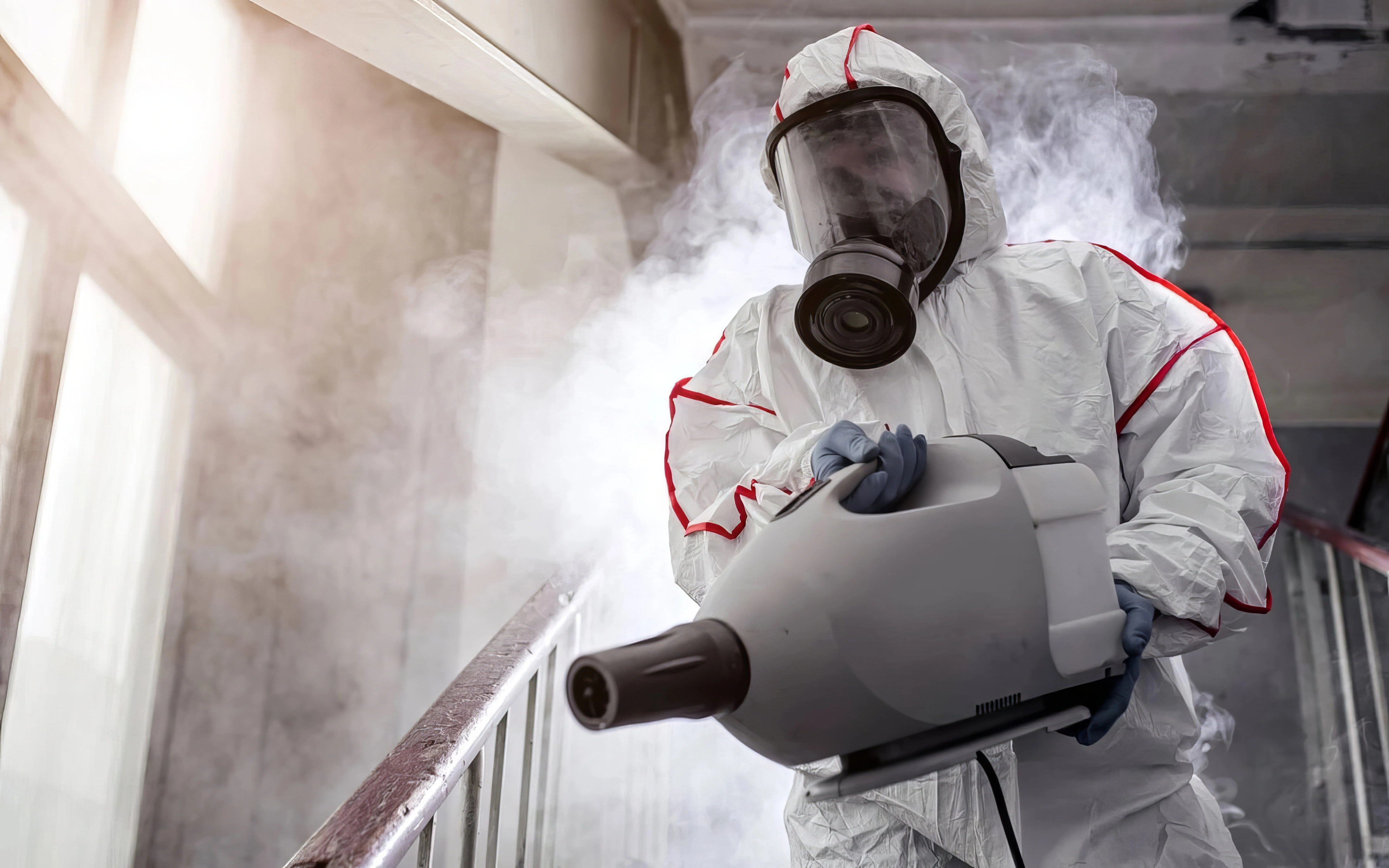 Процесс обработки помещения холодным туманом